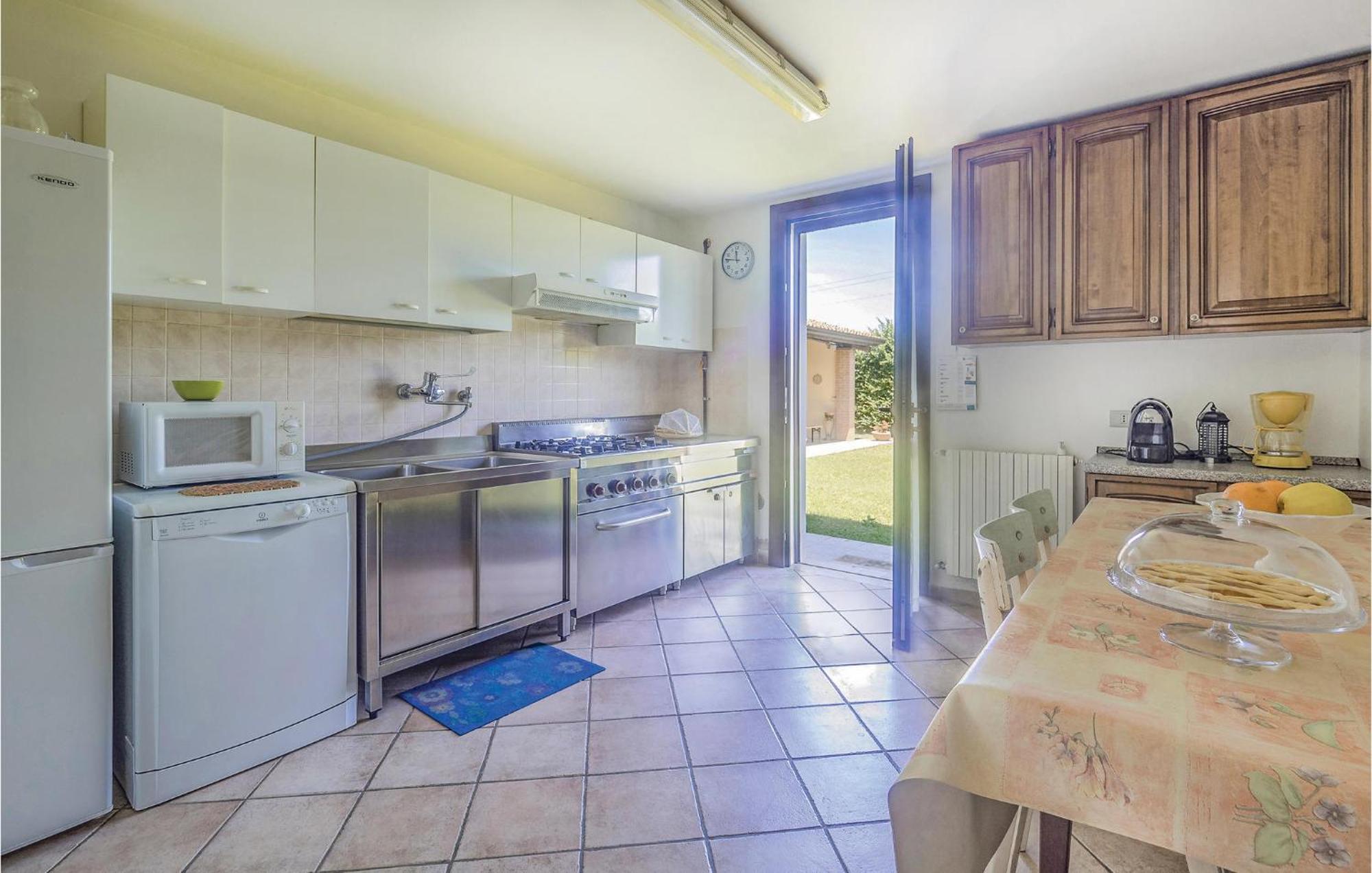 Awesome Home In Ariano Nel Polesine With Kitchen San Basilio Exteriér fotografie