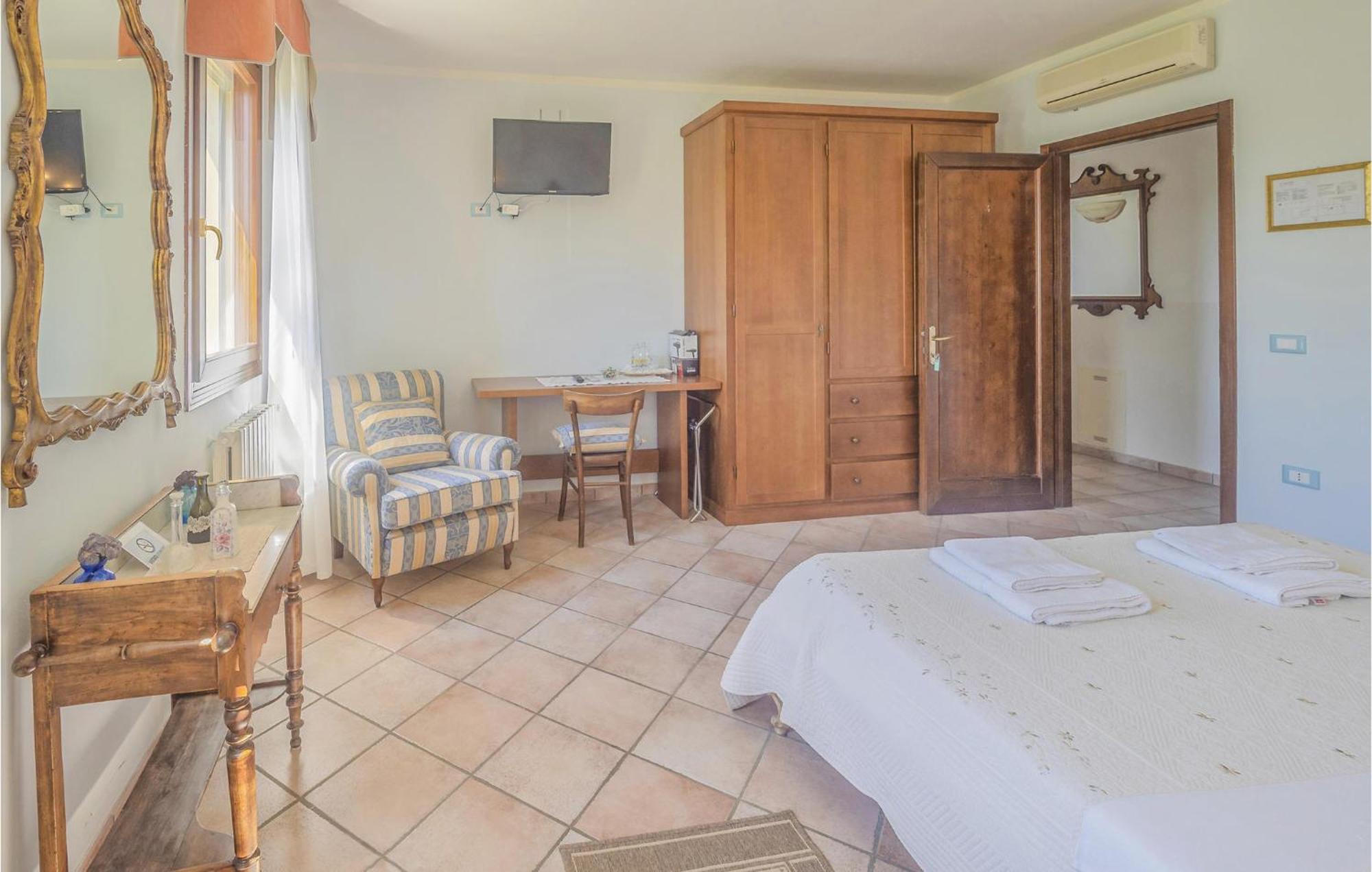 Awesome Home In Ariano Nel Polesine With Kitchen San Basilio Pokoj fotografie